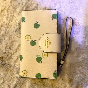 Large Coach Iphone wallet.💚 Tech Wallet With Apple Print